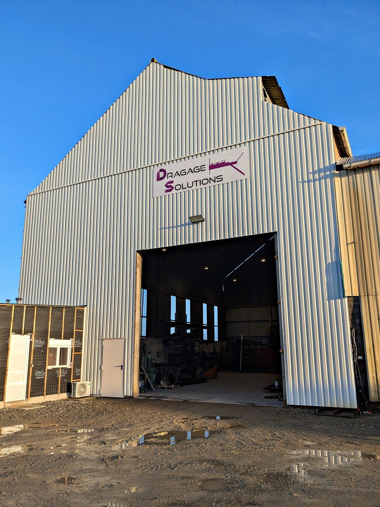 Façade de l'atelier Dragage Solutions à Saffré