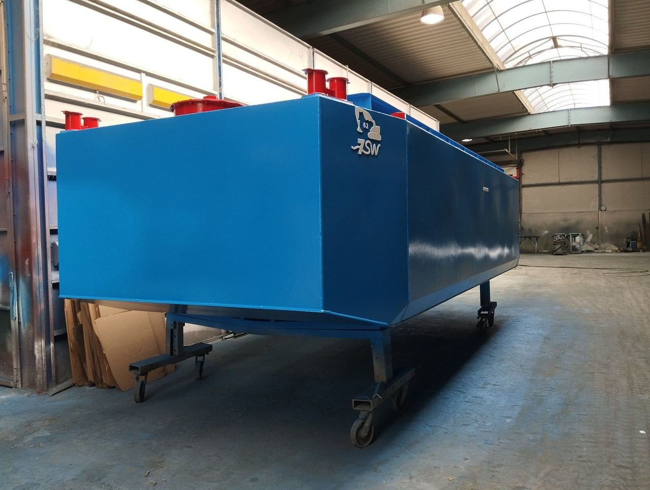 Barge acier peinte, prête à partir de l'atelier