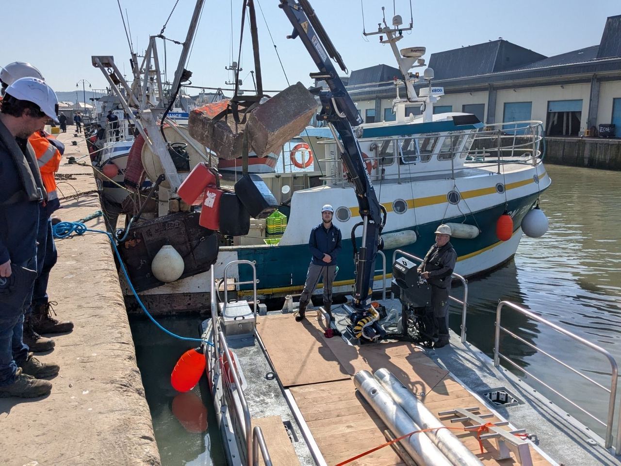 Essai de levage d'une barge aluminium à grue, au port