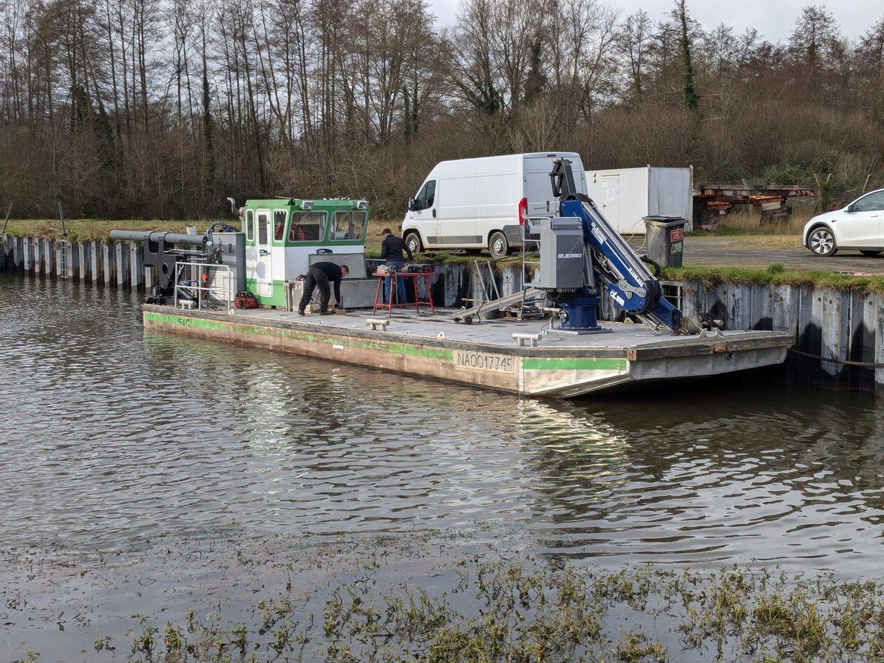 Barge de travail fluviale après retrofit : grue et vérins neufs