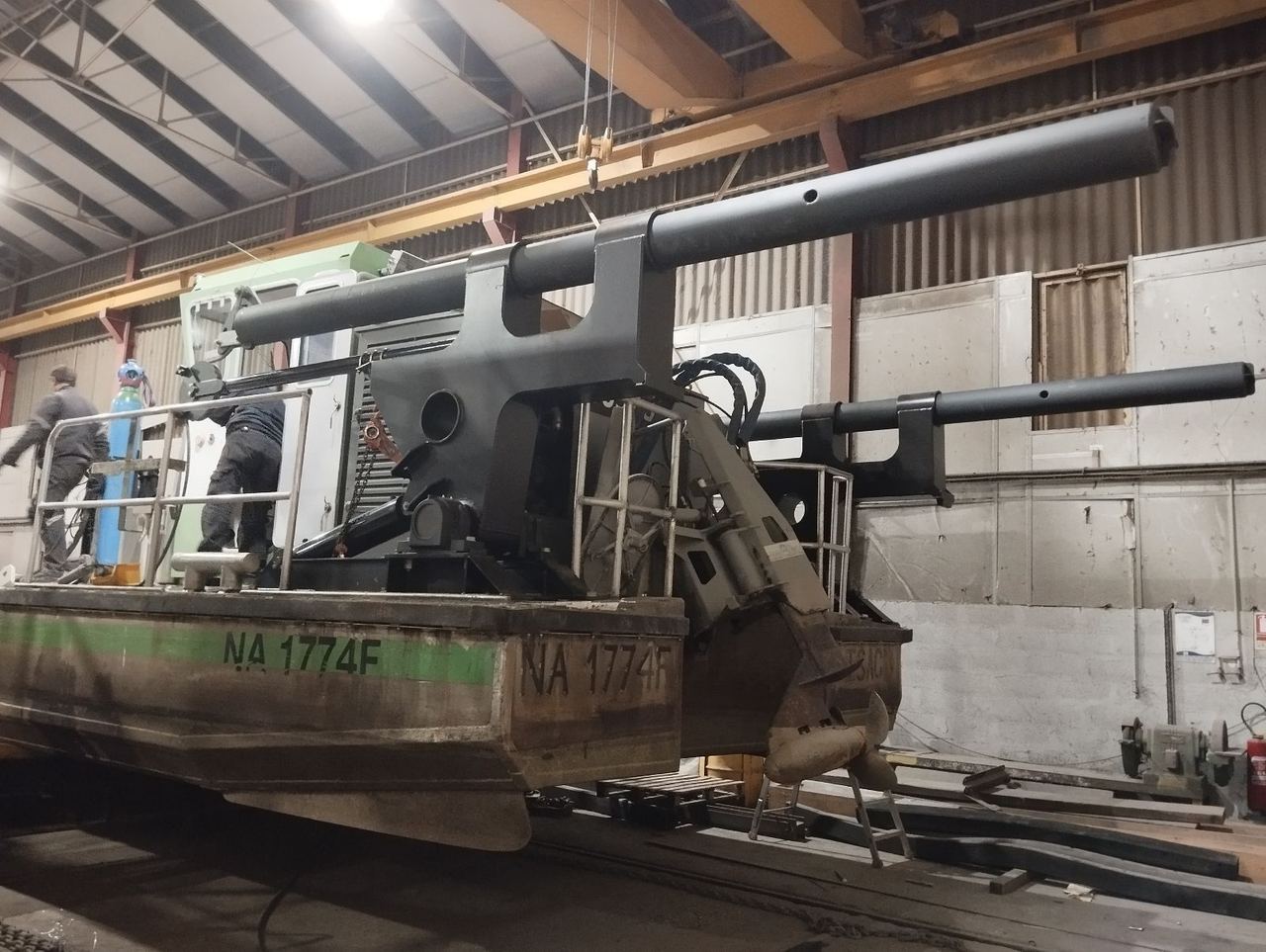 Retrofit d'une barge à l'atelier : pieux neufs