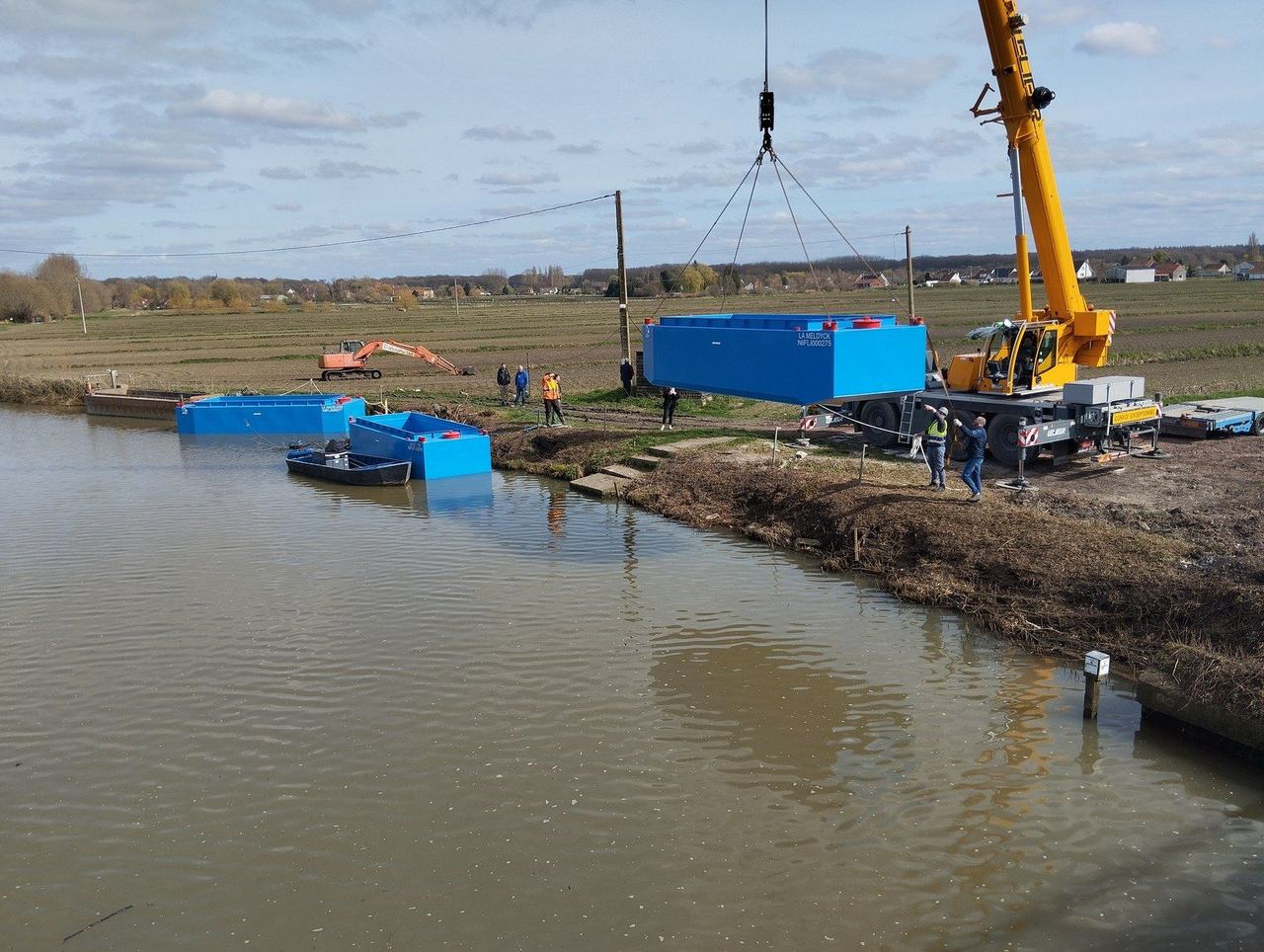 Mise à l'eau à la grue mobile de barges acier construites par Dragage Solutions