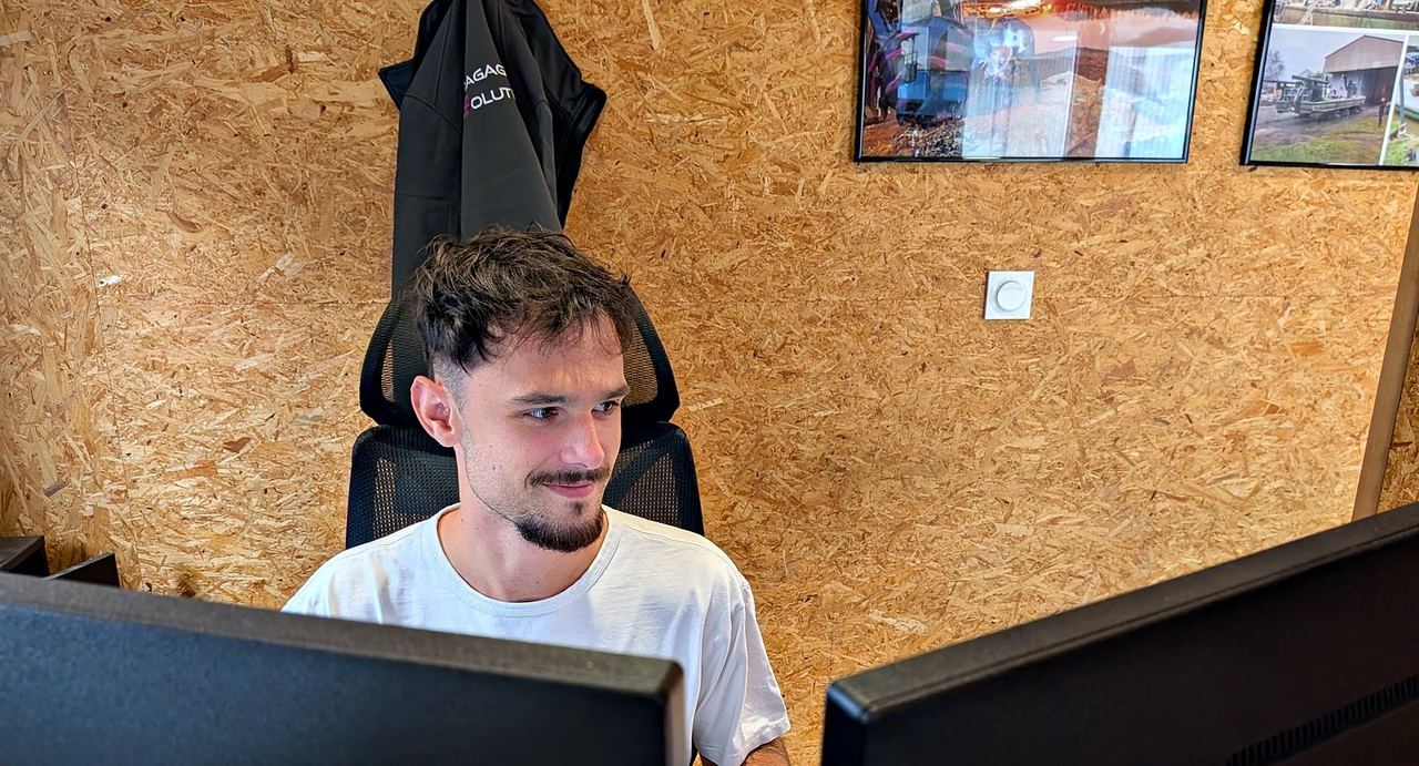 Dessinateur du bureau d'études entre deux écrans