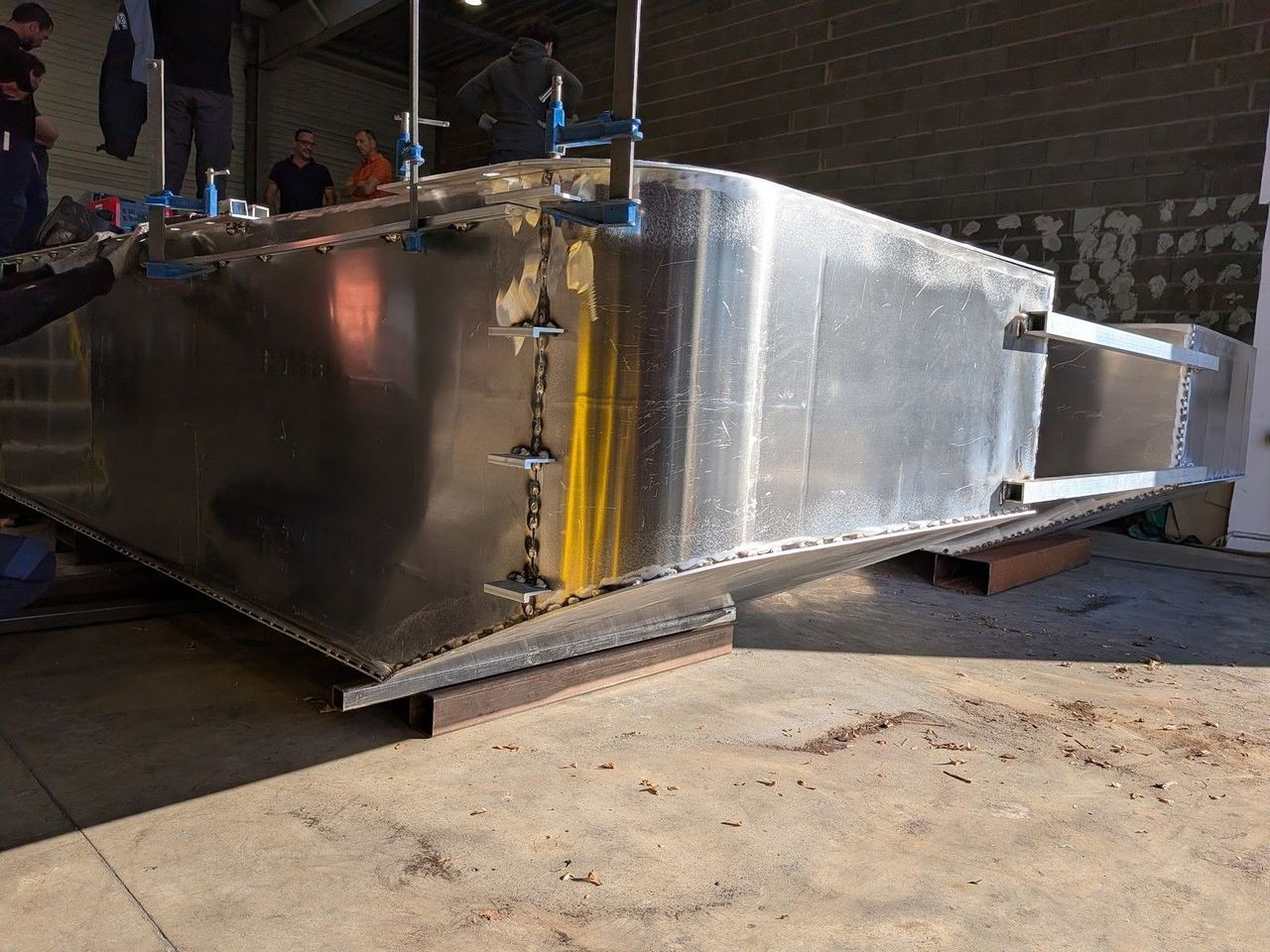 Coque aluminium du bateau dépollueur électrique en construction à Saffré