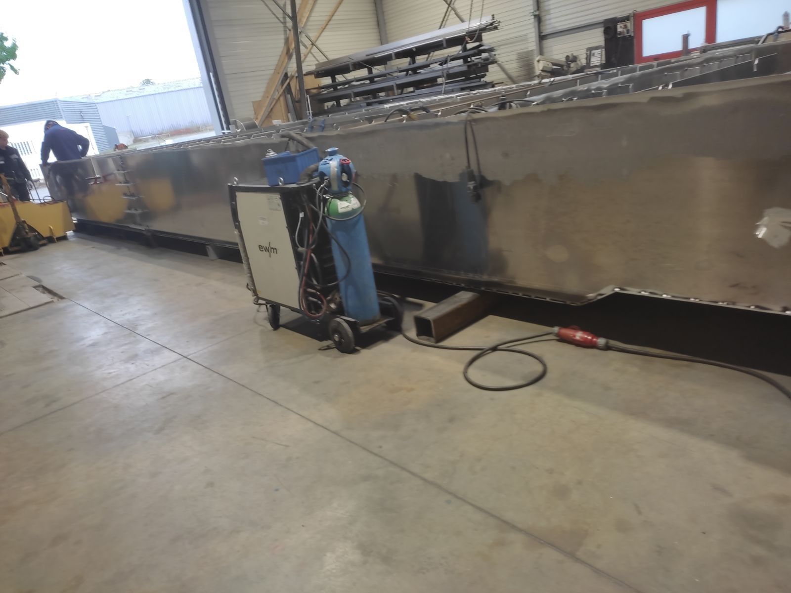Flanc de la coque aluminium du bateau dépollueur, à l'atelier