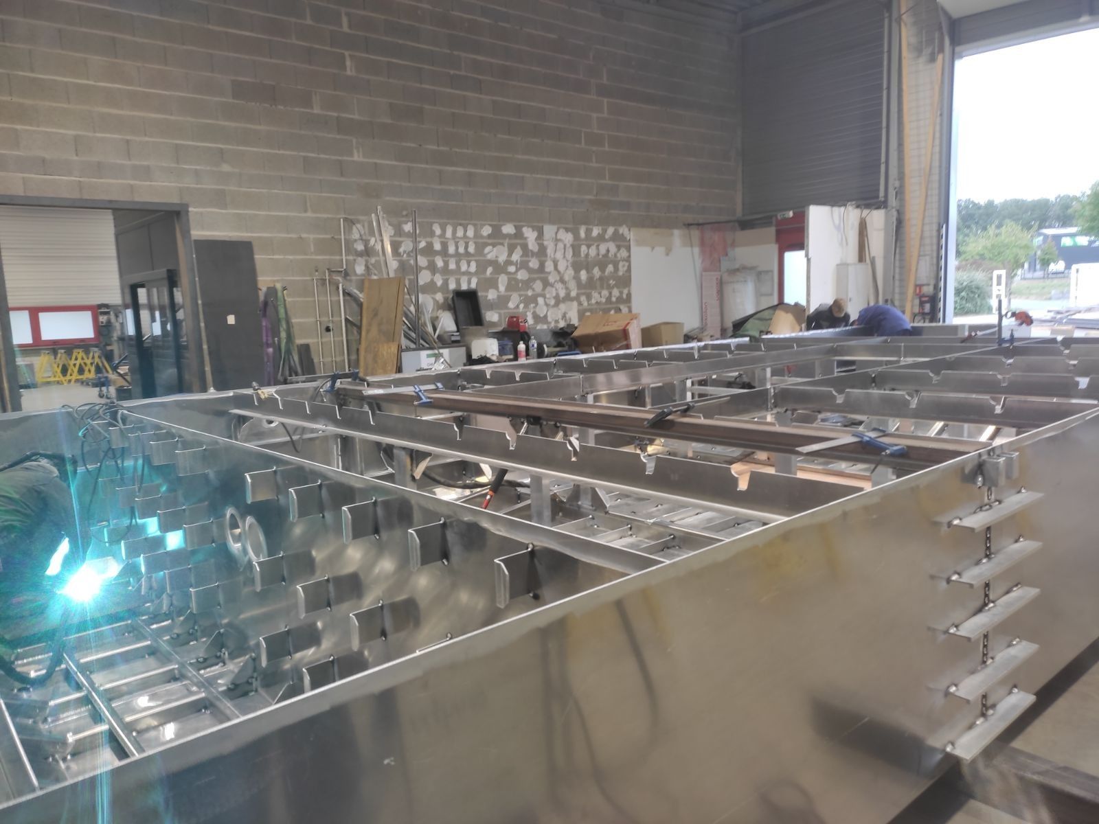 Soudure aluminium sur la coque d'un bateau dépollueur électrique