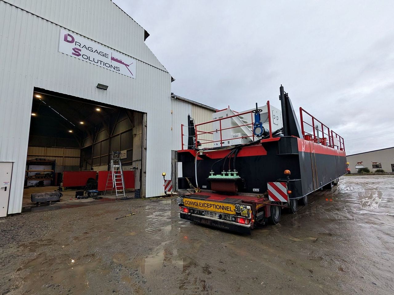 Drague portuaire de 20 m sortant de l'atelier de Saffré sur convoi exceptionnel