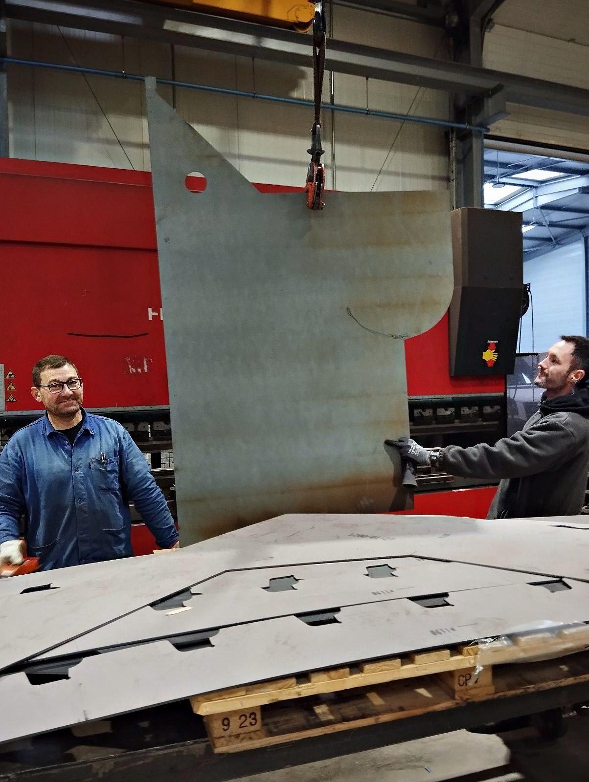 Chaudronniers et tôle découpée à l'atelier