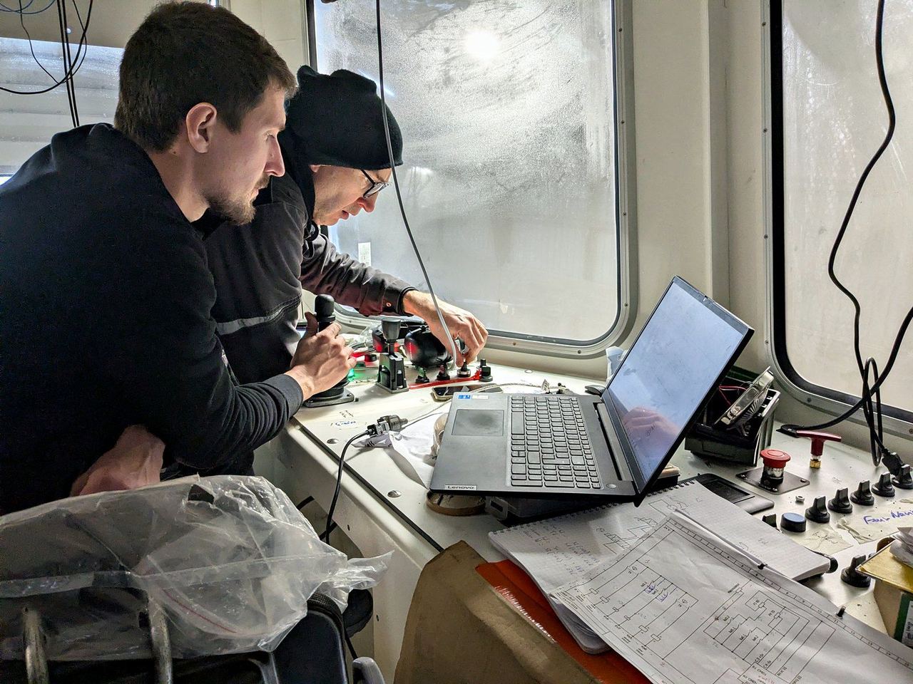 Mise en service d'un pupitre de drague par les techniciens