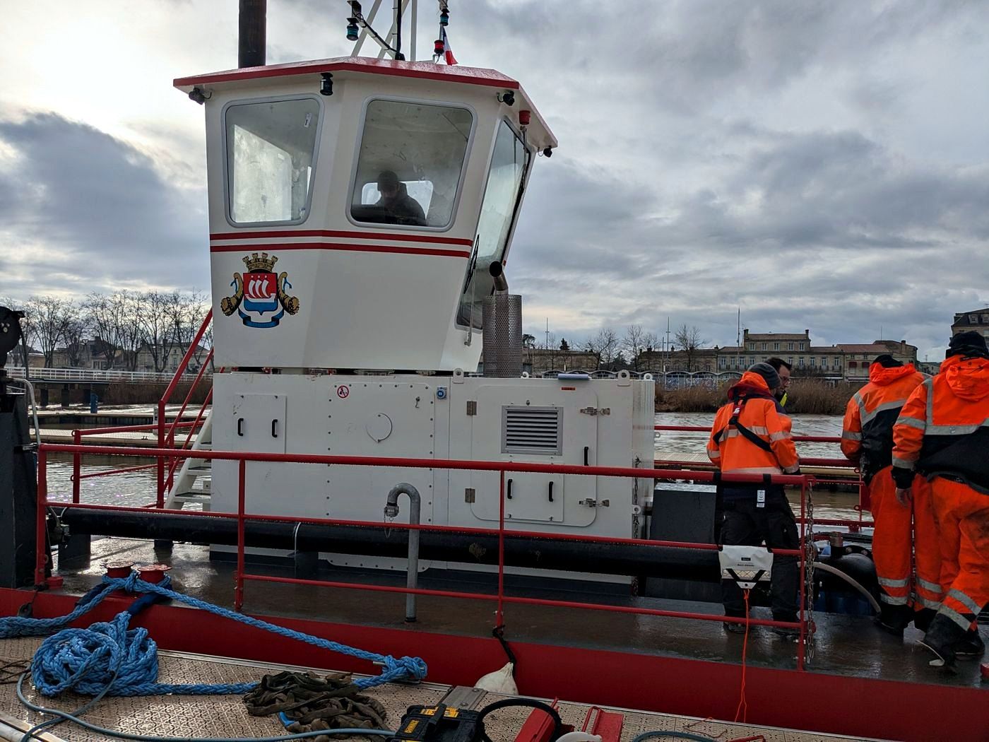 Techniciens sur le pont d'une drague
