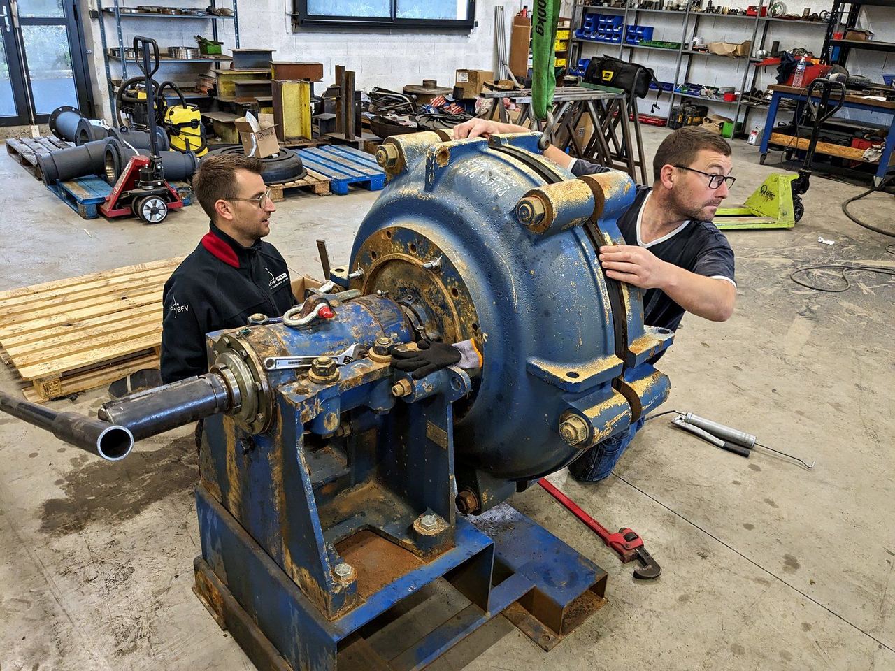 Révision d'une pompe de dragage à l'atelier