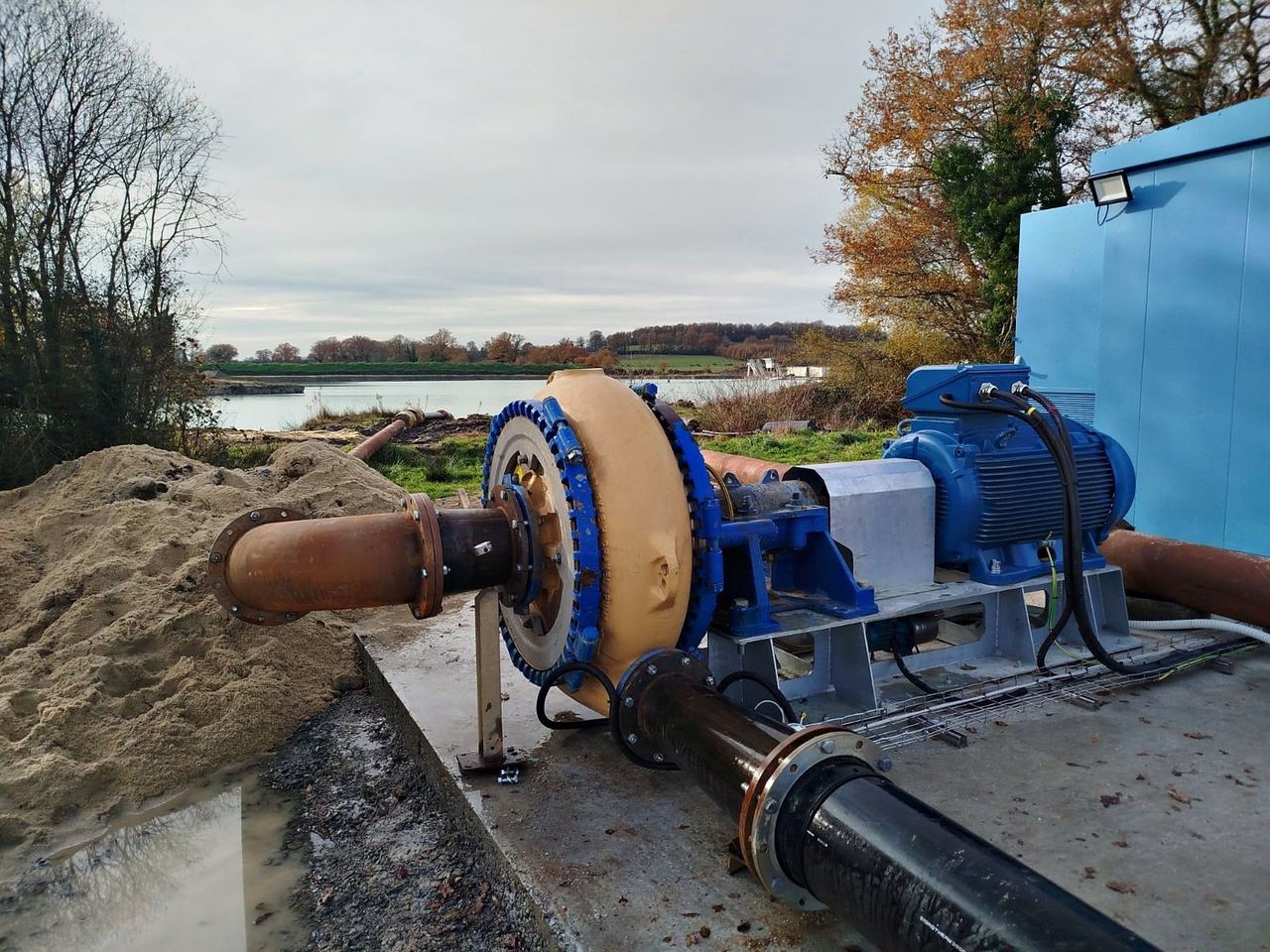 Groupe électropompe de dragage raccordé au refoulement au bord d'un gisement