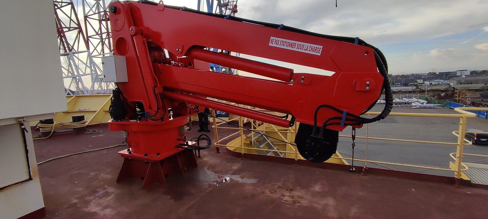 Grue hydraulique neuve installée sur le pont d'un navire