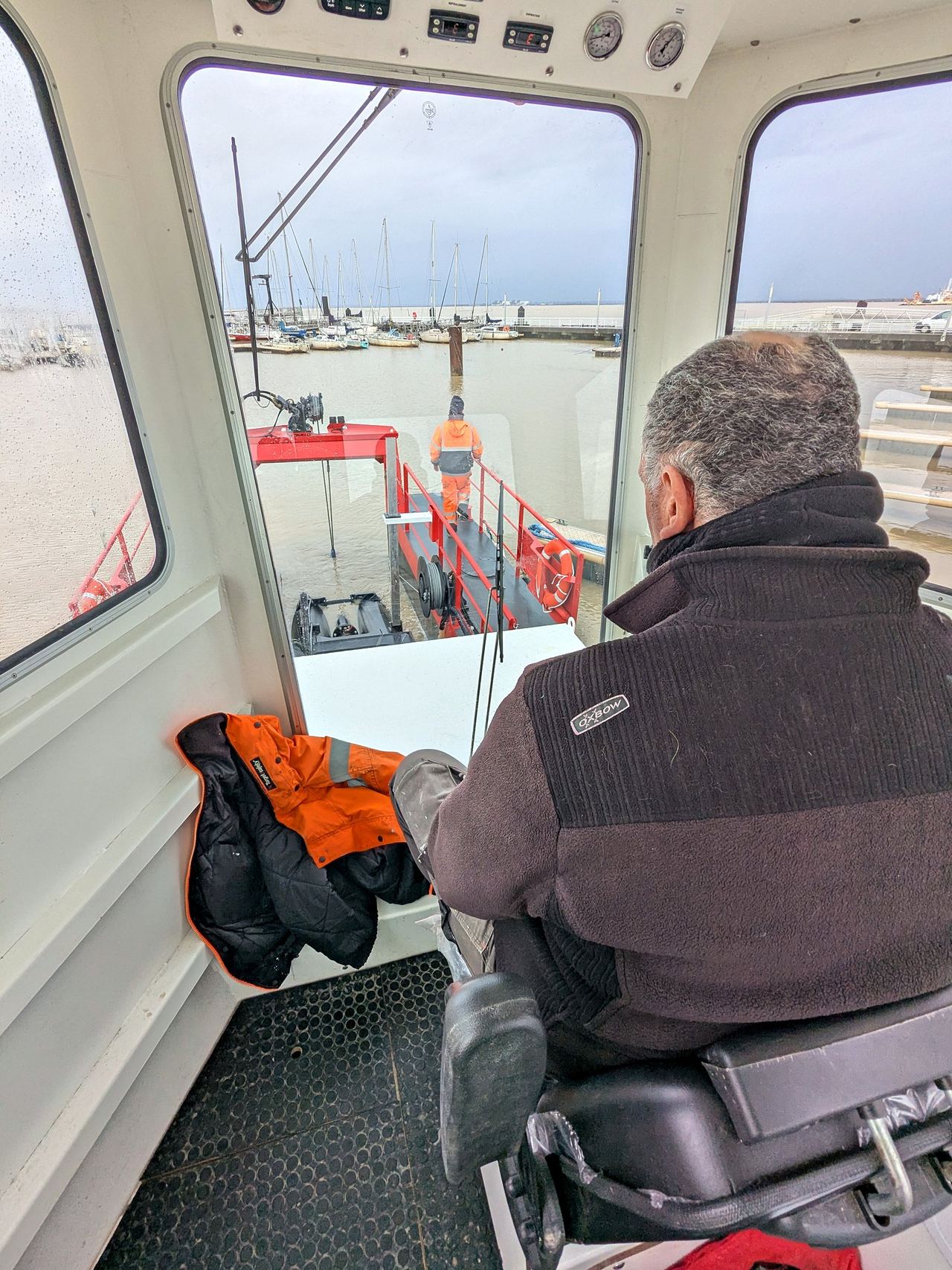 Conducteur de drague en timonerie