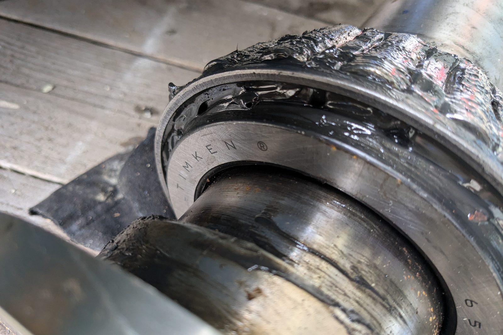 Roulement usé déposé d'une pompe de dragage en révision, remplacé par une pièce de provenance française