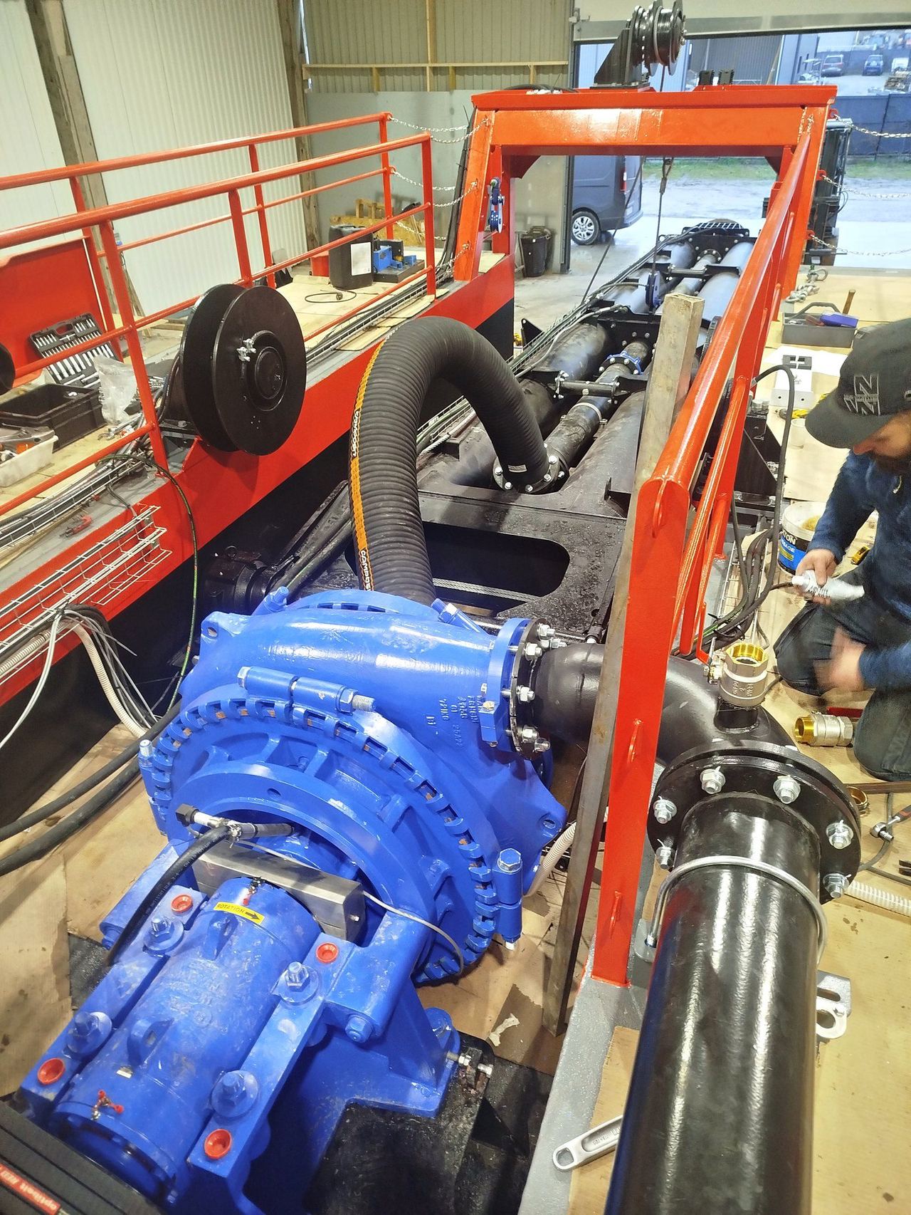 Pompe de dragage en cours d'intégration dans une coque à l'atelier