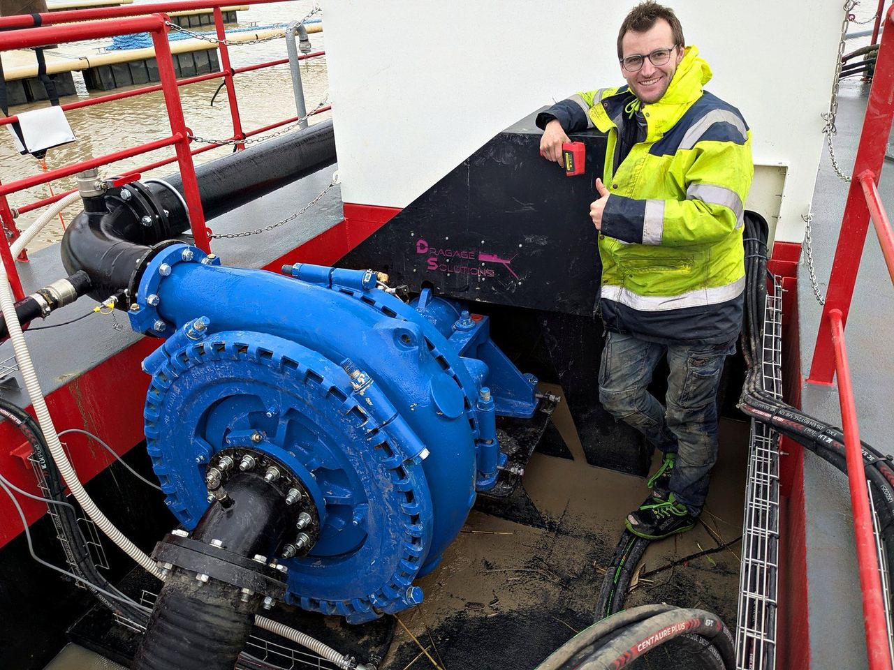Pompe de dragage montée sur le pont d'une drague, raccordée à l'aspiration et au refoulement