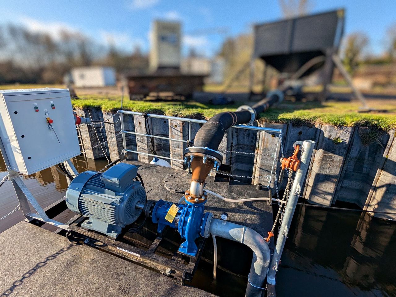 Radeau de pompage en essai : électropompe, coffret de commande et refoulement