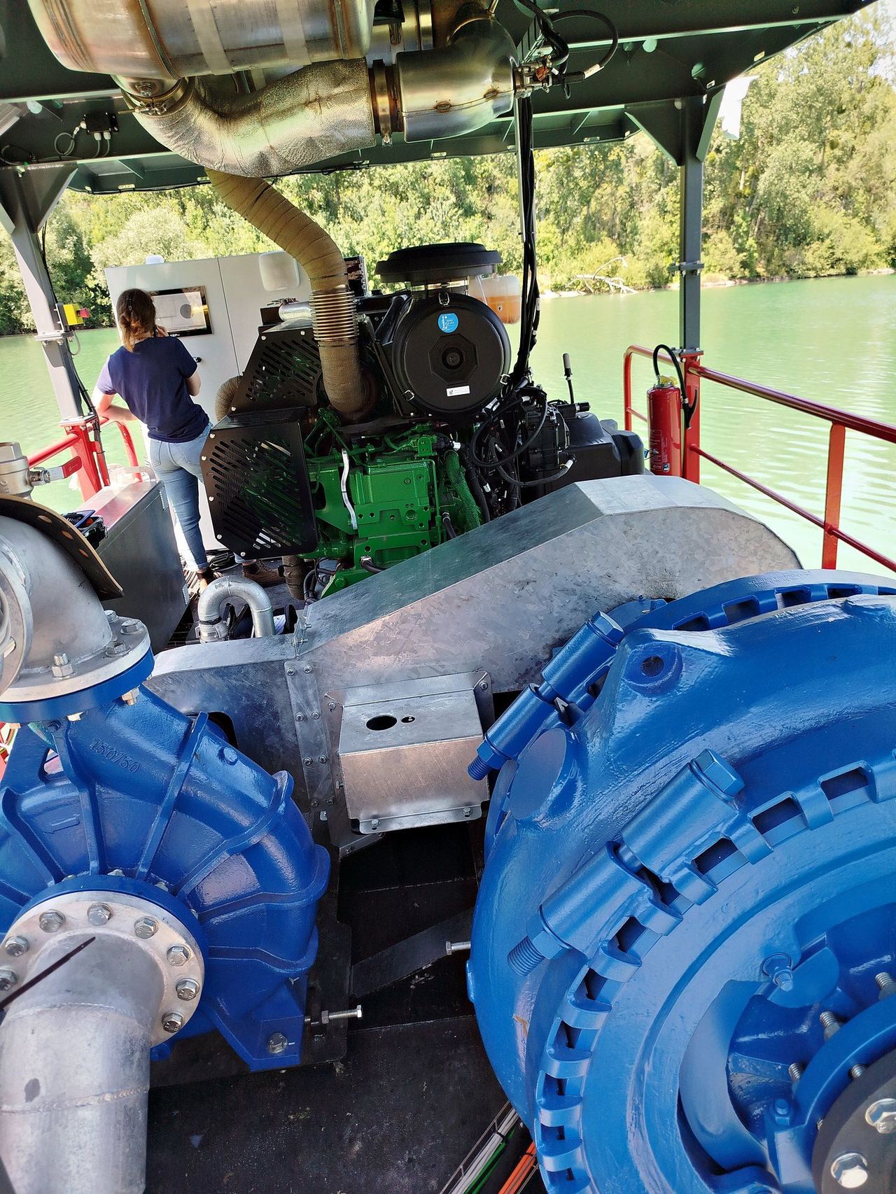 Pompes de dragage et leur moteur à bord d'une drague d'extraction