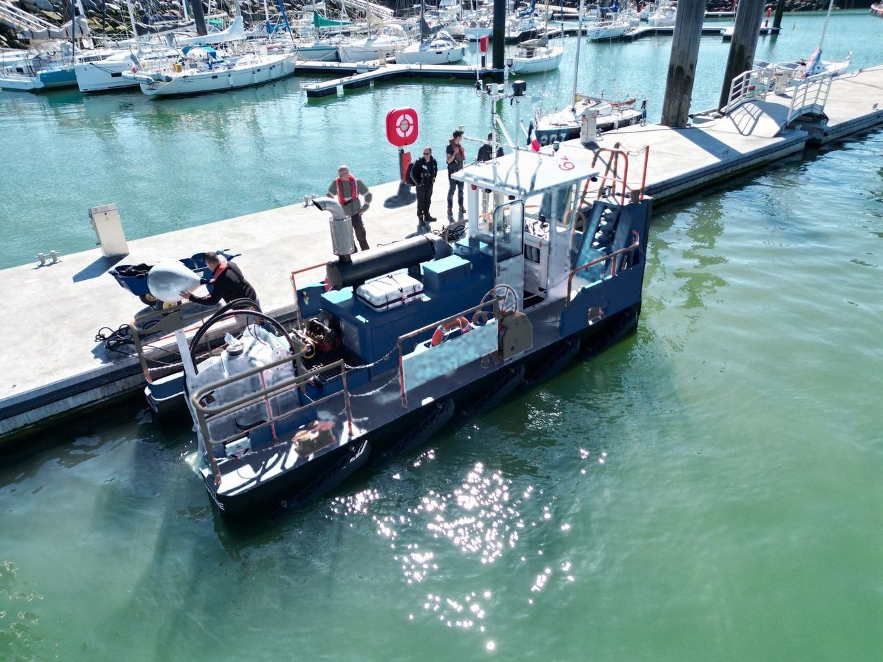 Essais : accostage du pousseur au ponton, vue drone