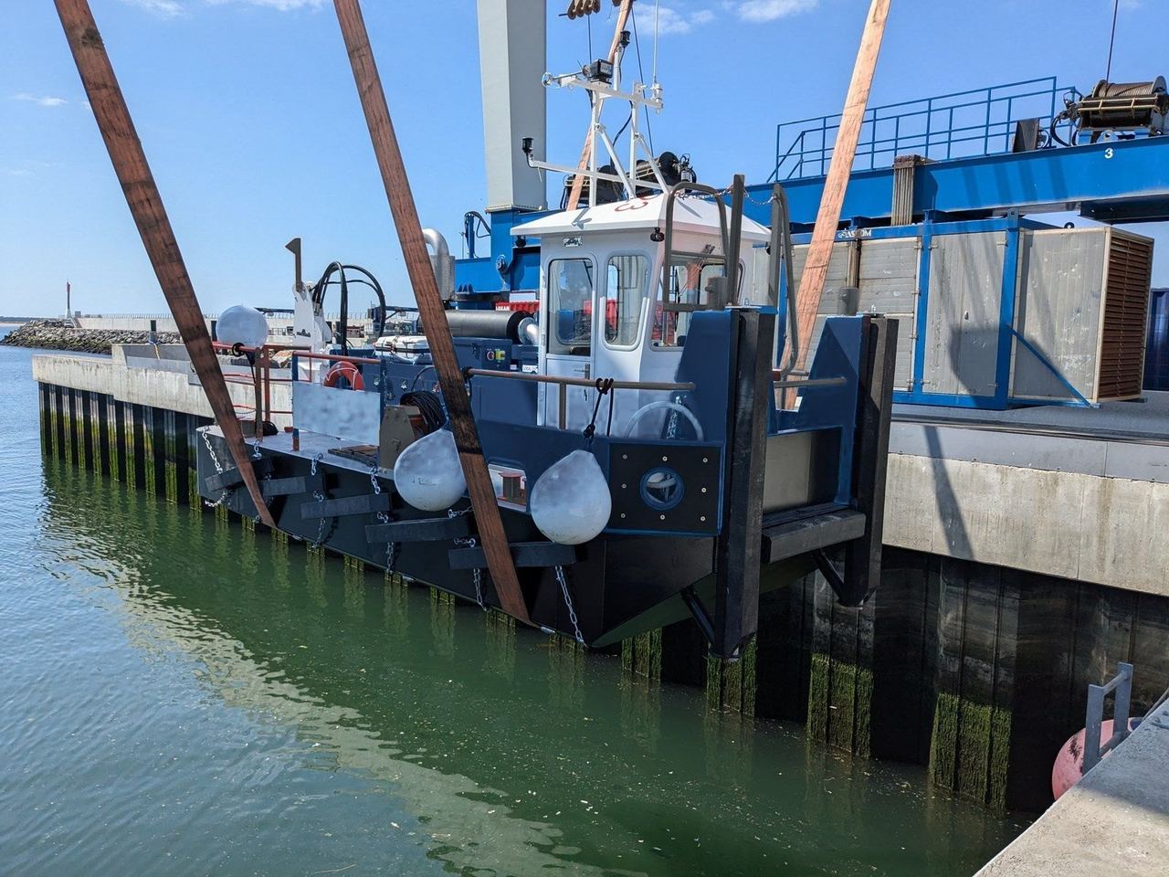 Mise à l'eau d'un pousseur à l'élévateur à bateaux