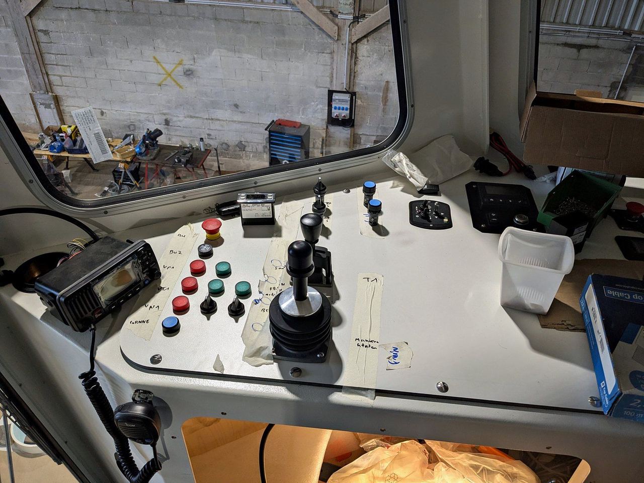 Pupitre de commande sur mesure à joysticks dans une timonerie