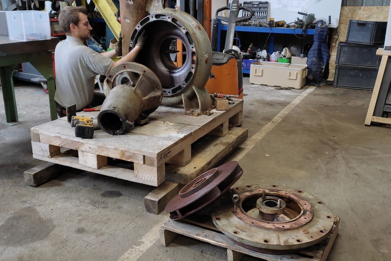 Réparation d'une pompe à eau centrifuge (pompe EN 733) à l'atelier : volute, roue et flasque déposées
