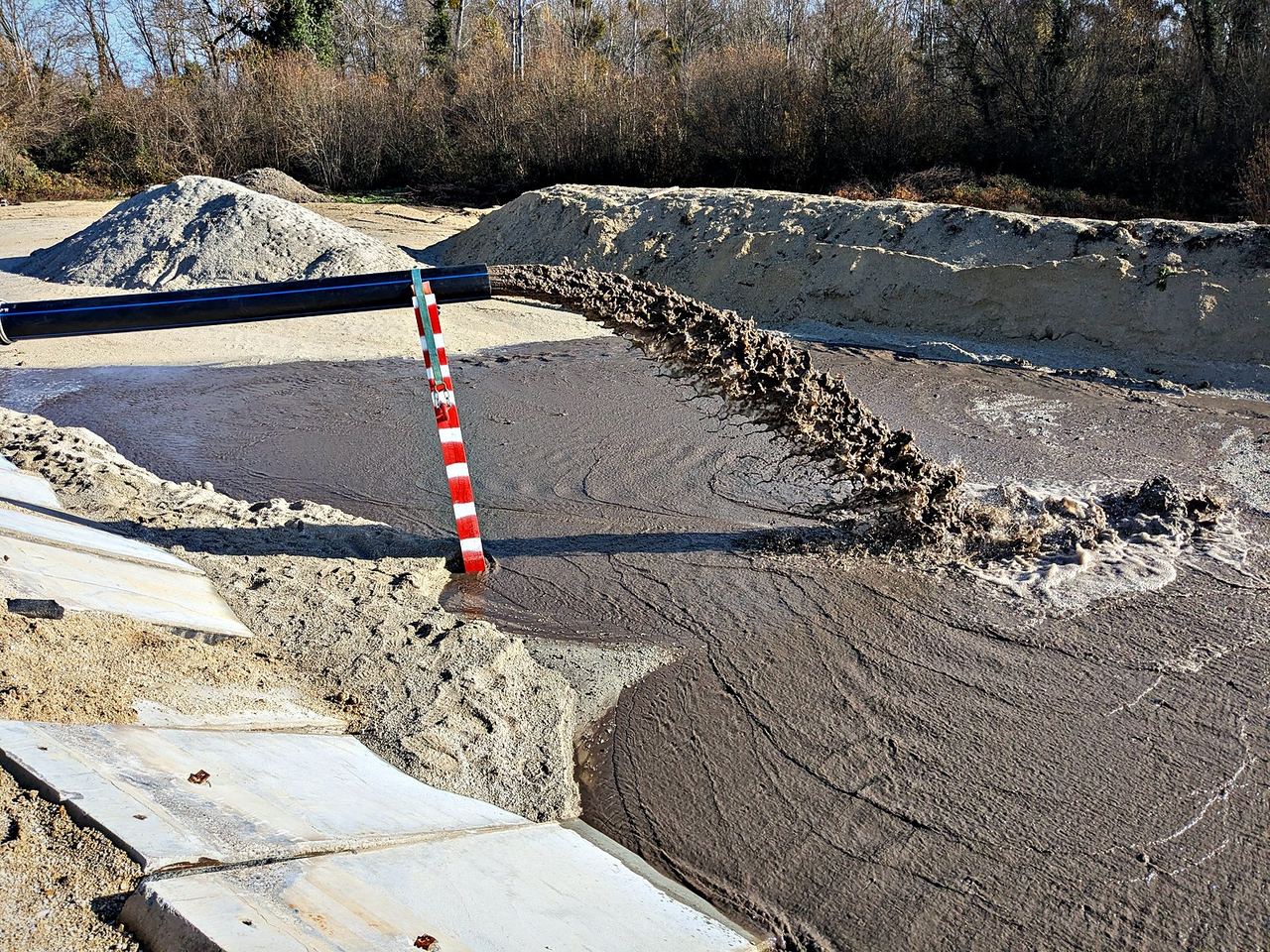 Mélange eau-sable dense en sortie de conduite de refoulement