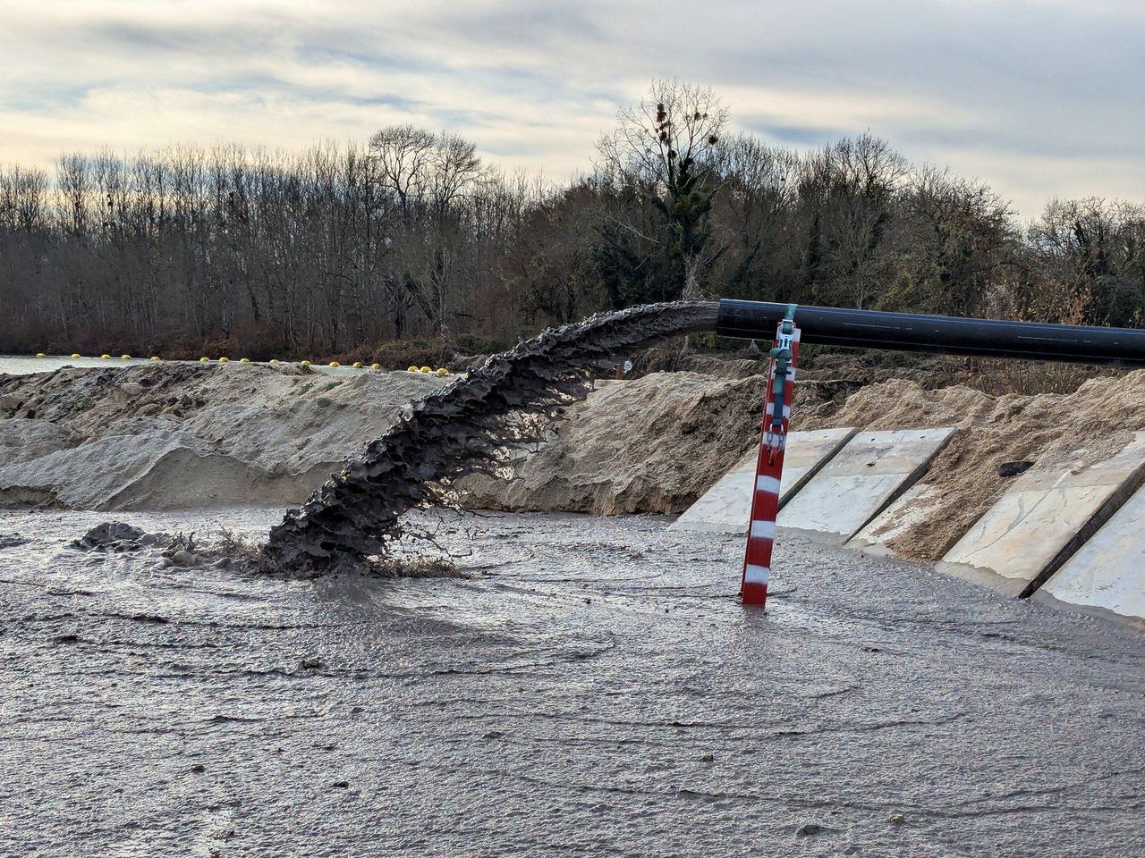Sortie de la conduite de refoulement d'un système de transfert de sable