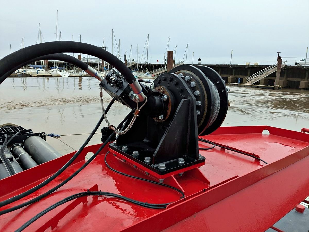 Treuil hydraulique sur le pont d'une drague