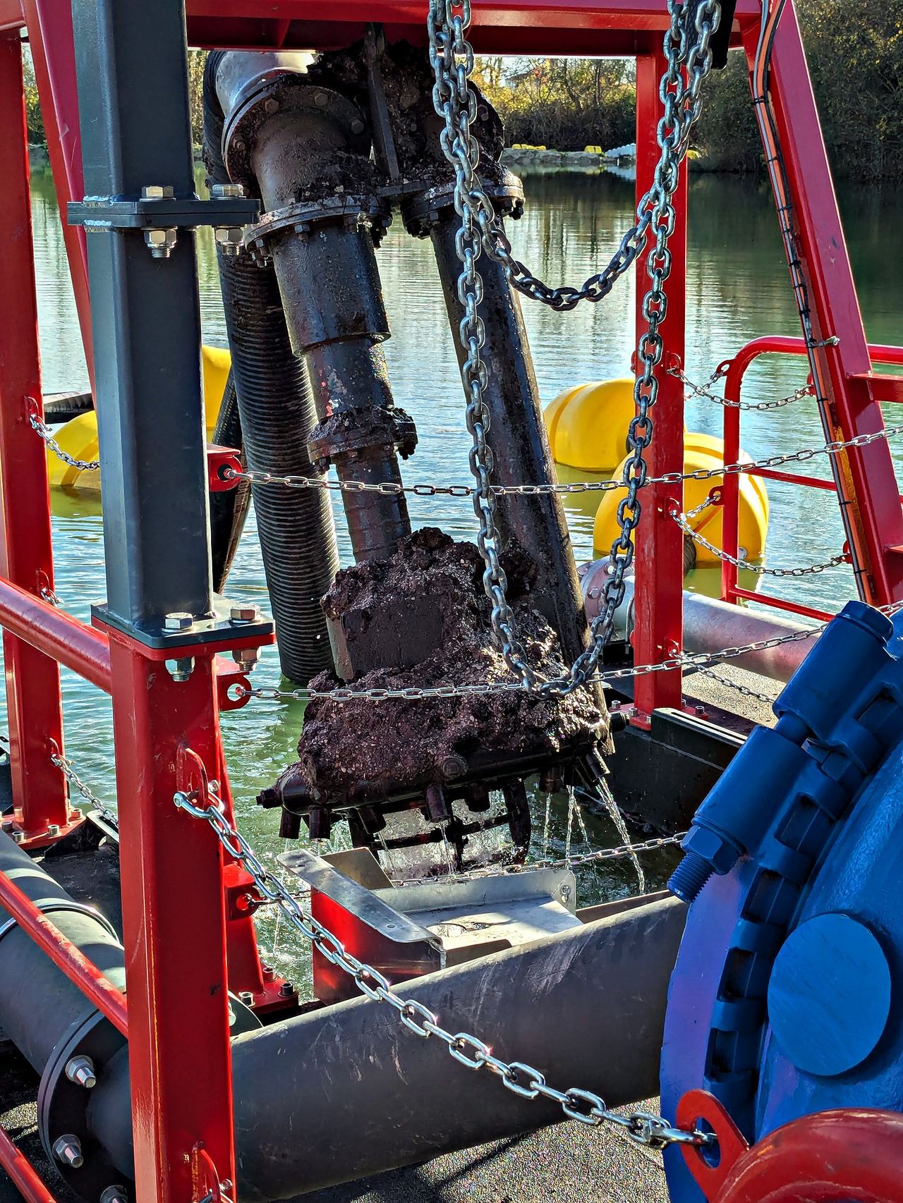 Hydroéjecteur (jet-pump) suspendu au portique d'un ponton de transfert de sable
